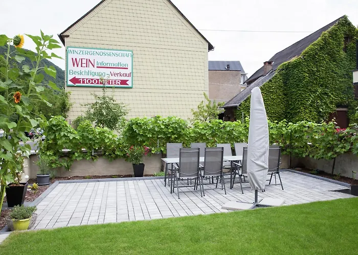 Lakeside Escape Apartment *