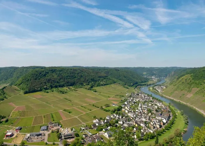 Lakeside Escape * Ernst